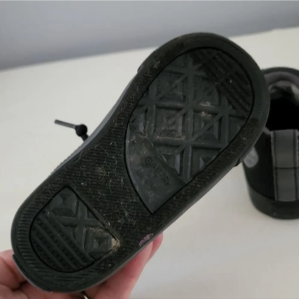 Converse Chuck Taylor athletic shoes kids size 7